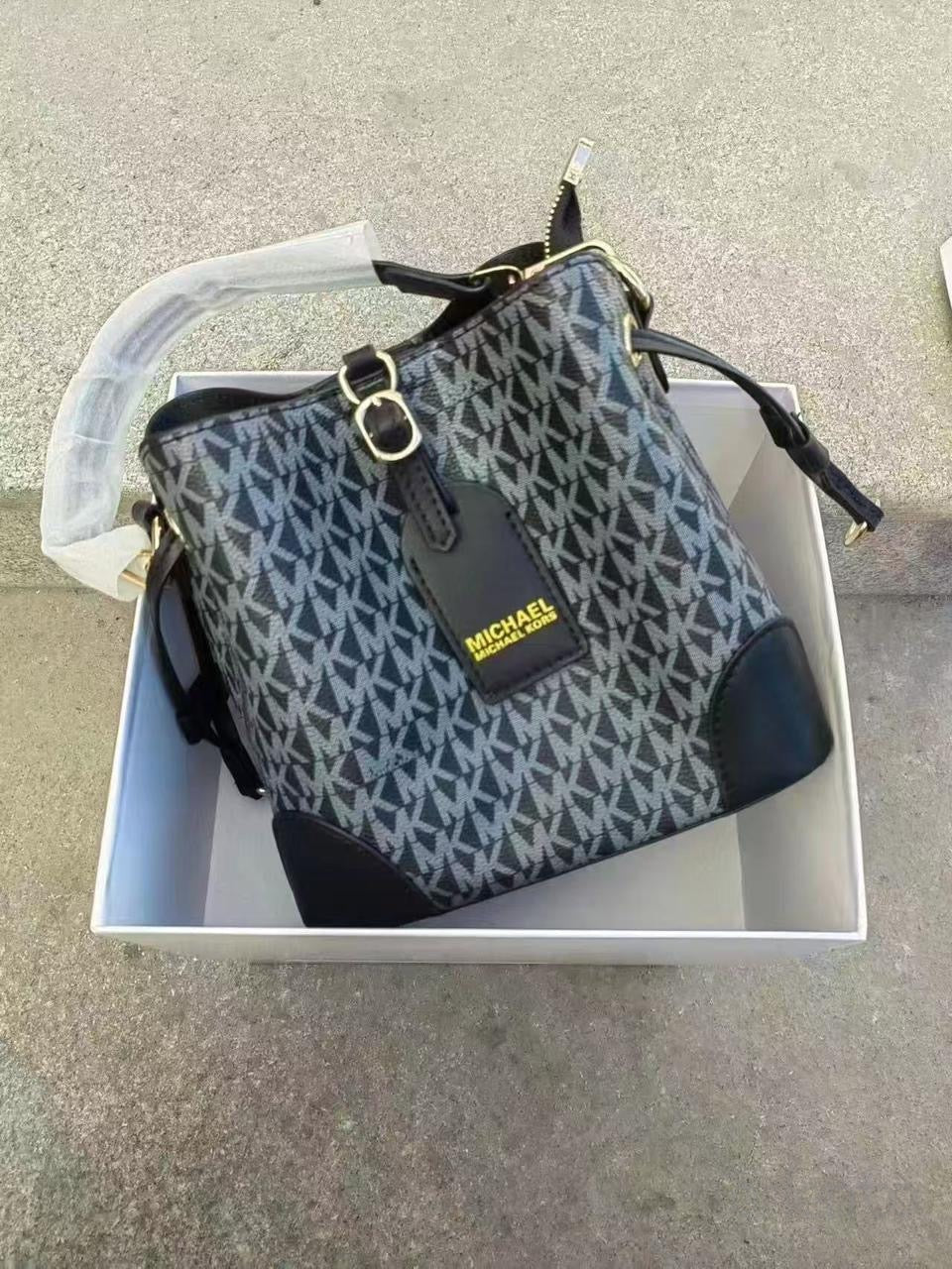 Michael Kors Bag Mercer Small Logo Bucket – product view